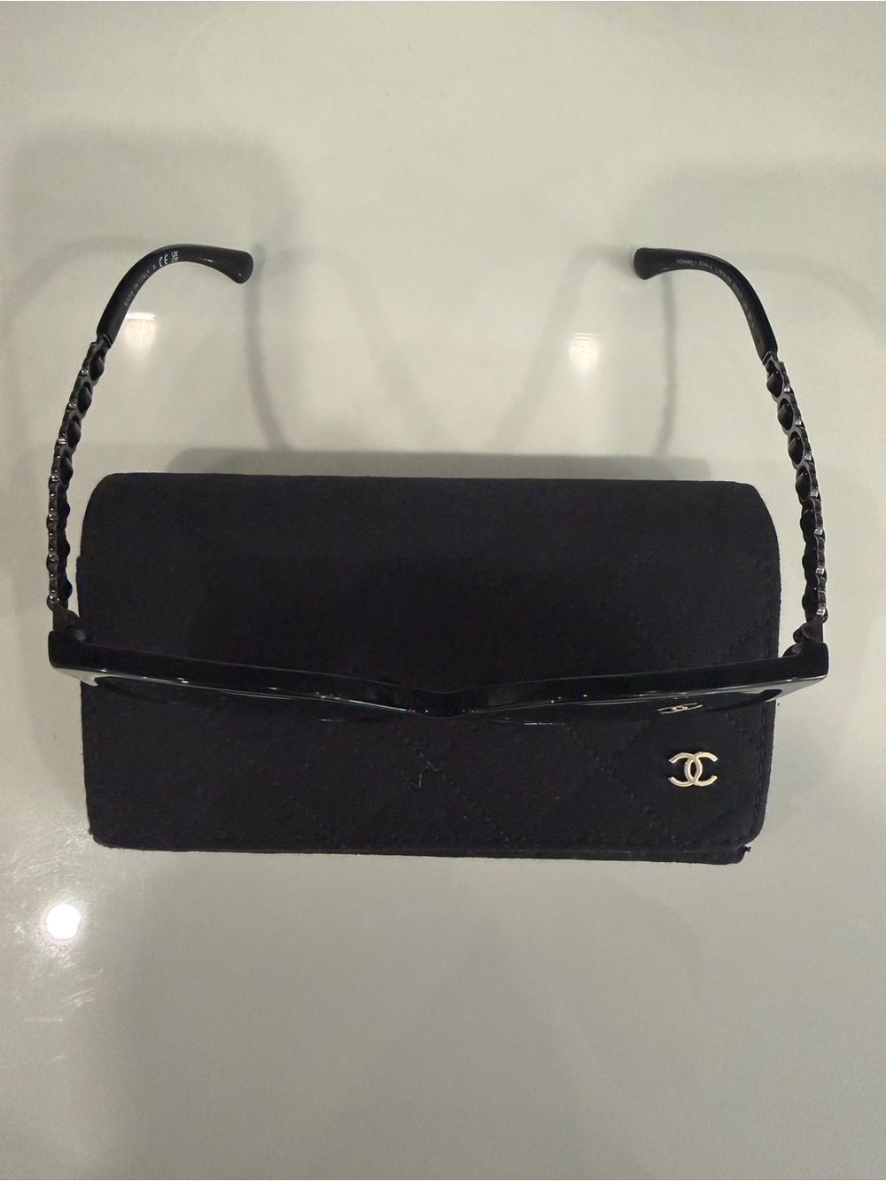 CHANEL Black Glossy Cat-Eye Sunglasses with Logo Accent - Picture 3 of 12